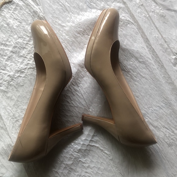 Beautiful Patent, Tan color pumps by Franco Sarto, size 91/2, Women’s - Picture 3 of 4
